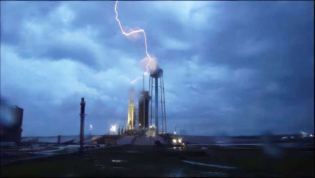 Un rayo cayó sobre la torre de lanzamiento de Falcon  Heavy el jueves por la noche. 